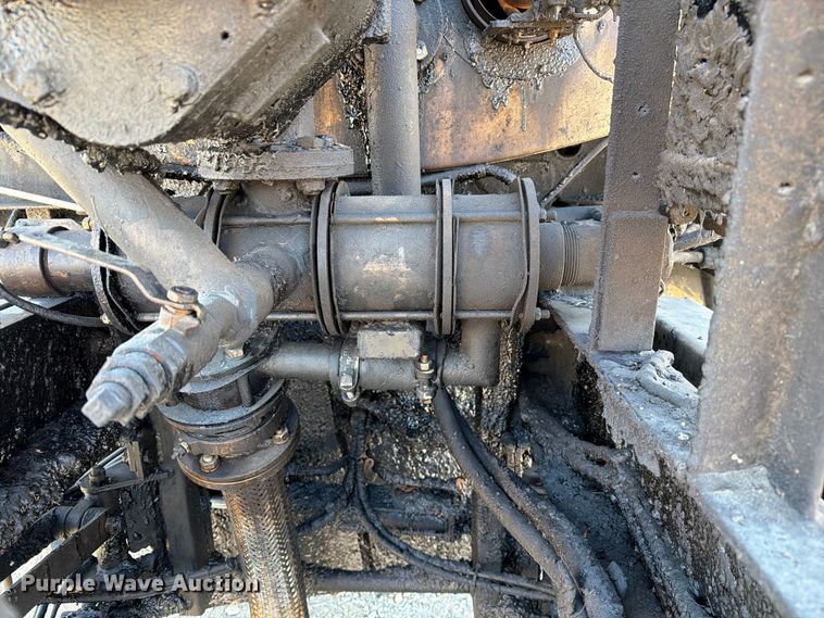 image for item DZ4743 2006 International 7300 oil distributor truck