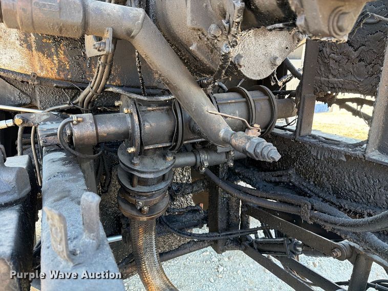 image for item DZ4743 2006 International 7300 oil distributor truck