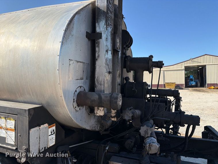 image for item DZ4743 2006 International 7300 oil distributor truck