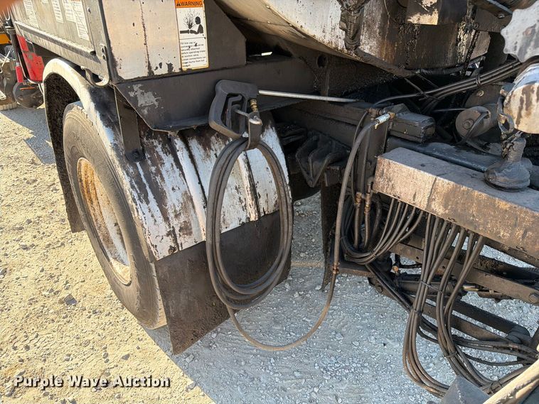 image for item DZ4743 2006 International 7300 oil distributor truck