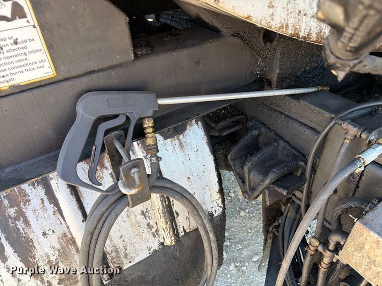 image for item DZ4743 2006 International 7300 oil distributor truck