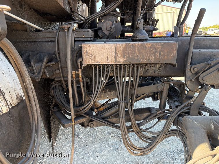 image for item DZ4743 2006 International 7300 oil distributor truck
