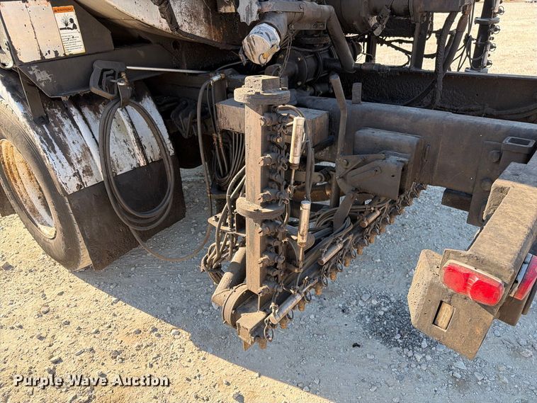 image for item DZ4743 2006 International 7300 oil distributor truck