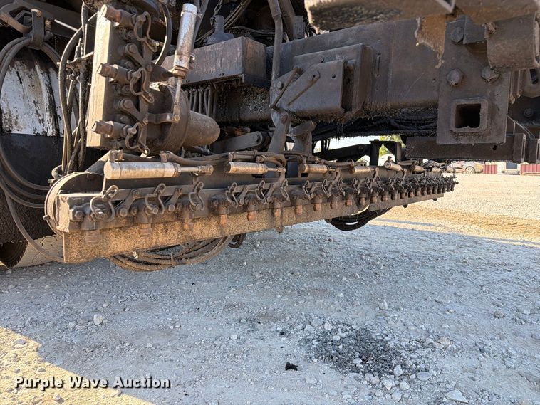 image for item DZ4743 2006 International 7300 oil distributor truck