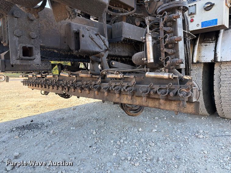 image for item DZ4743 2006 International 7300 oil distributor truck