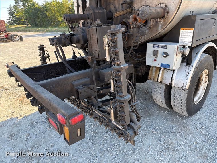image for item DZ4743 2006 International 7300 oil distributor truck