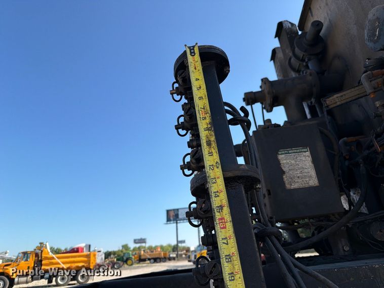 image for item DZ4743 2006 International 7300 oil distributor truck