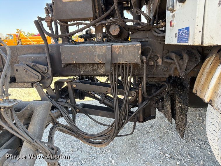 image for item DZ4743 2006 International 7300 oil distributor truck