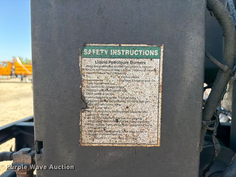 image for item DZ4743 2006 International 7300 oil distributor truck
