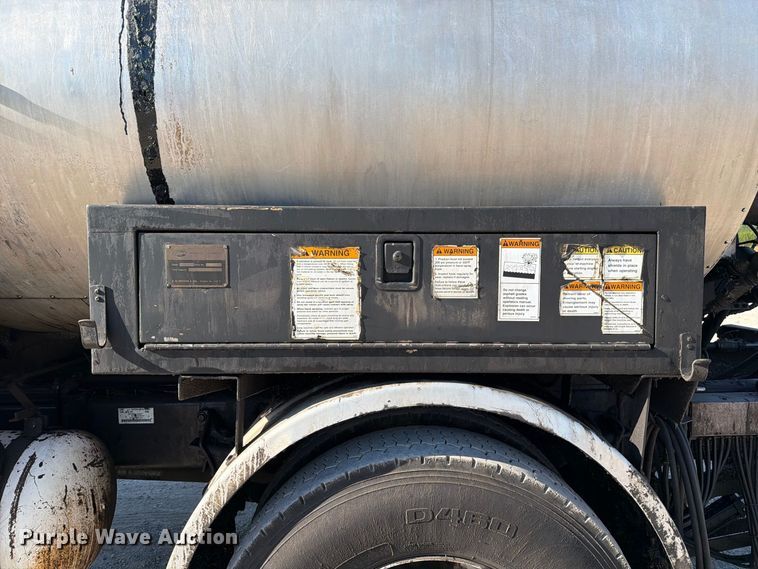image for item DZ4743 2006 International 7300 oil distributor truck