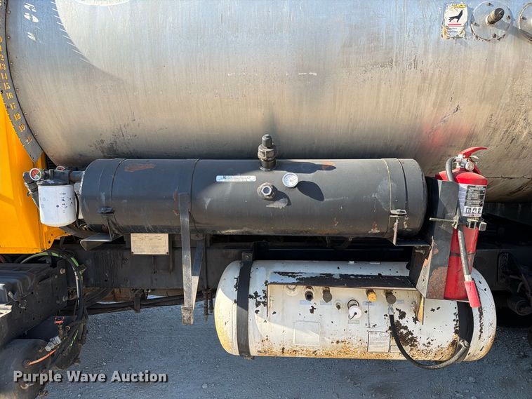 image for item DZ4743 2006 International 7300 oil distributor truck