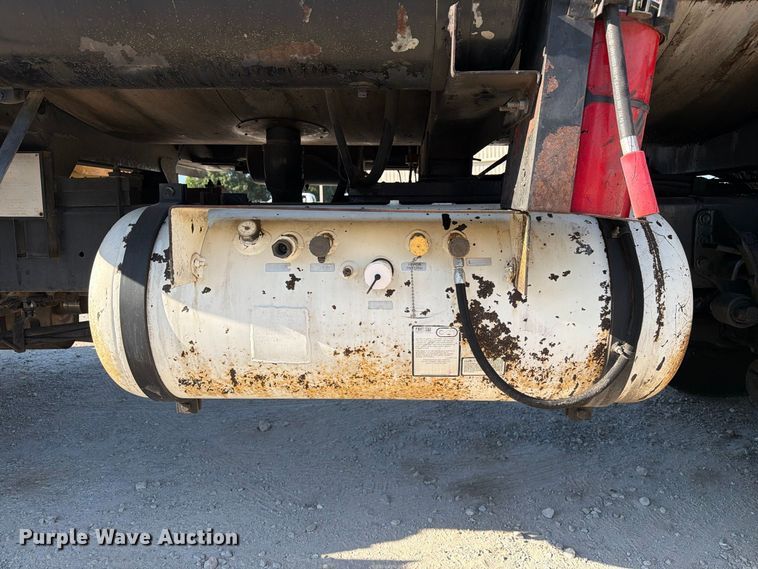 image for item DZ4743 2006 International 7300 oil distributor truck