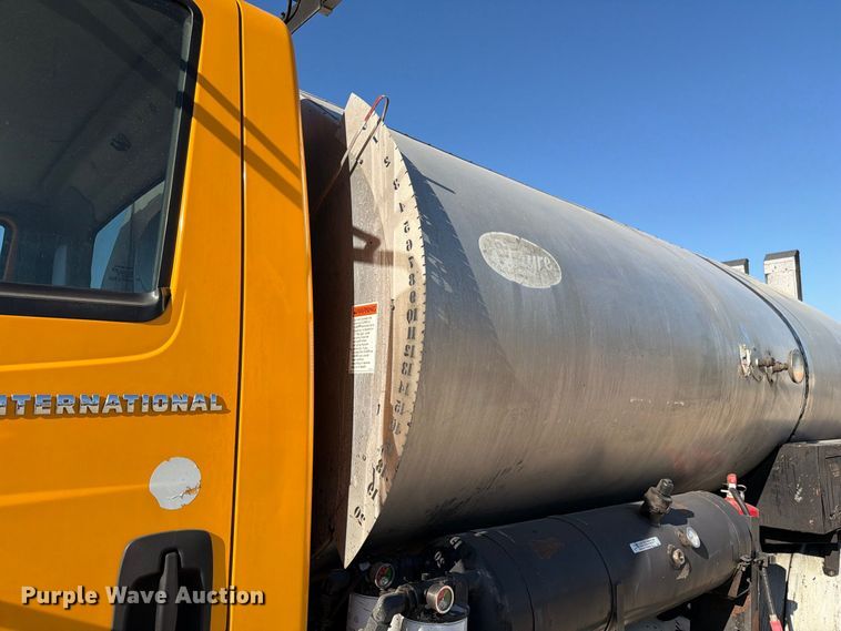 image for item DZ4743 2006 International 7300 oil distributor truck