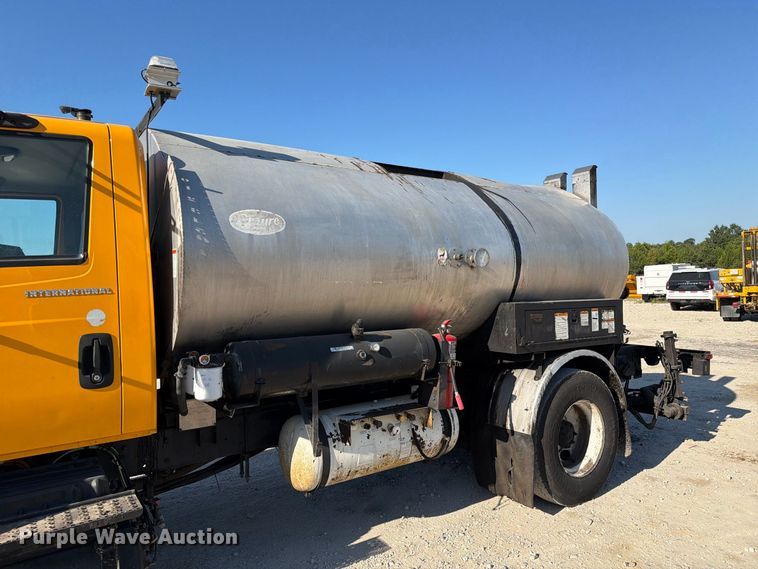 image for item DZ4743 2006 International 7300 oil distributor truck