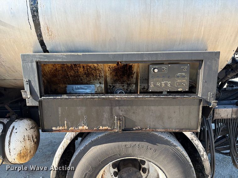 image for item DZ4743 2006 International 7300 oil distributor truck