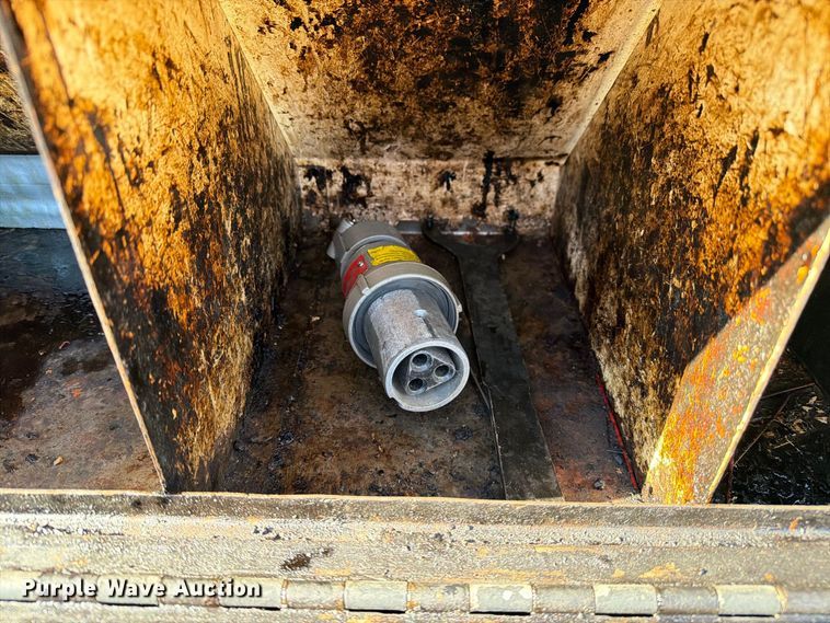image for item DZ4743 2006 International 7300 oil distributor truck