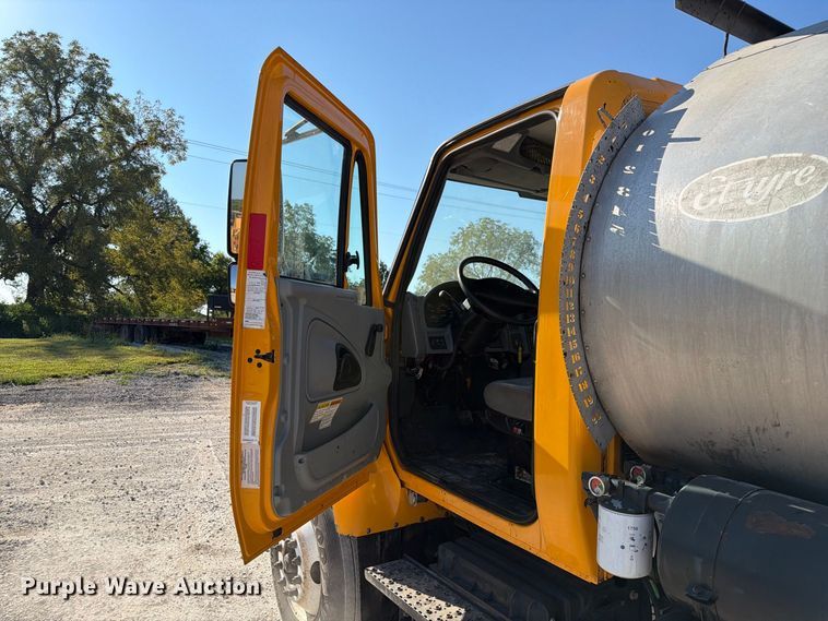 image for item DZ4743 2006 International 7300 oil distributor truck