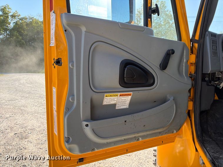 image for item DZ4743 2006 International 7300 oil distributor truck