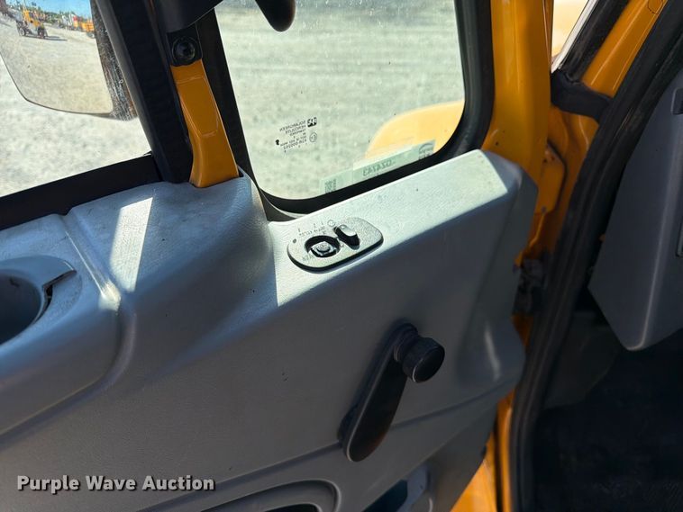 image for item DZ4743 2006 International 7300 oil distributor truck