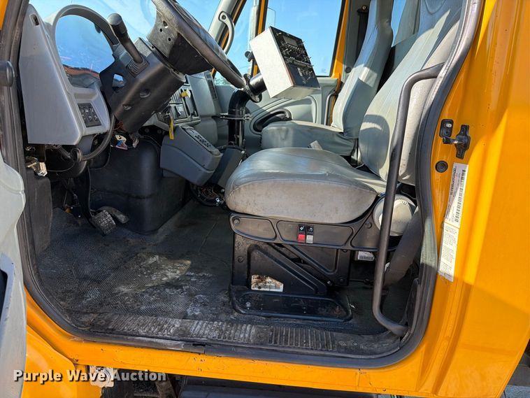image for item DZ4743 2006 International 7300 oil distributor truck