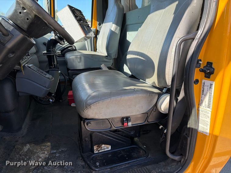 image for item DZ4743 2006 International 7300 oil distributor truck