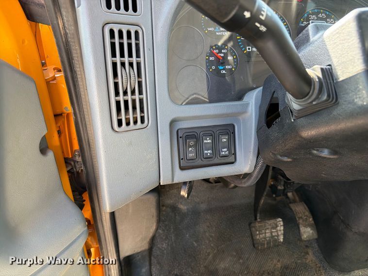 image for item DZ4743 2006 International 7300 oil distributor truck