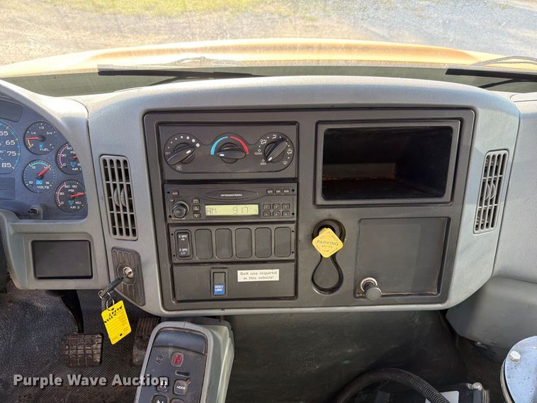 image for item DZ4743 2006 International 7300 oil distributor truck