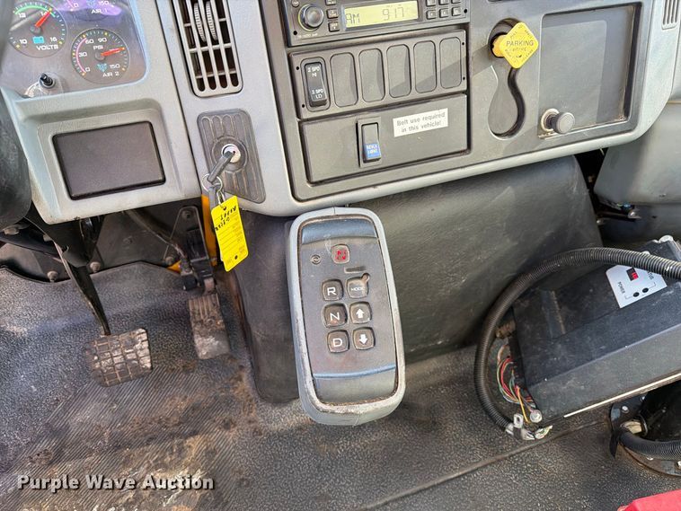 image for item DZ4743 2006 International 7300 oil distributor truck