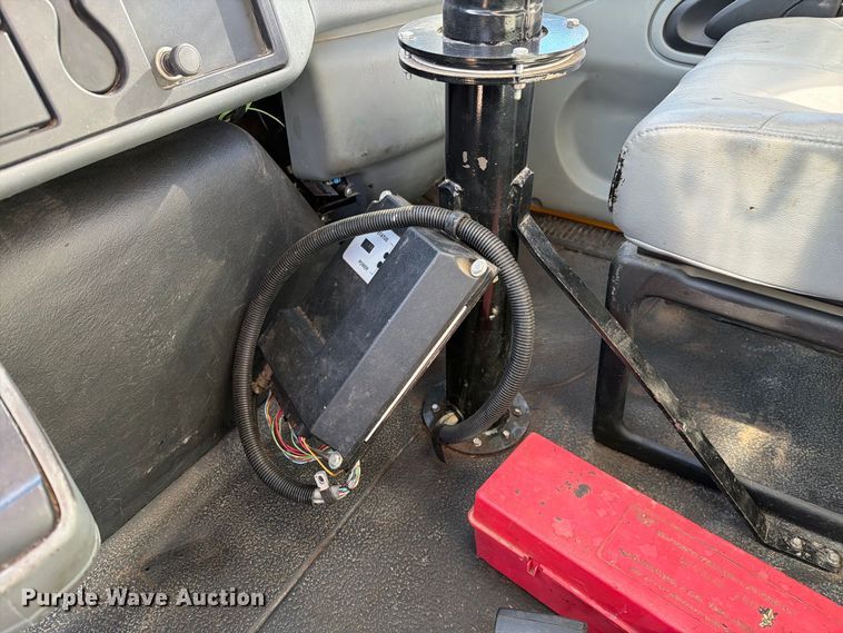 image for item DZ4743 2006 International 7300 oil distributor truck