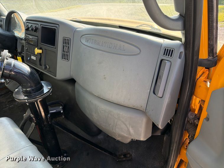 image for item DZ4743 2006 International 7300 oil distributor truck