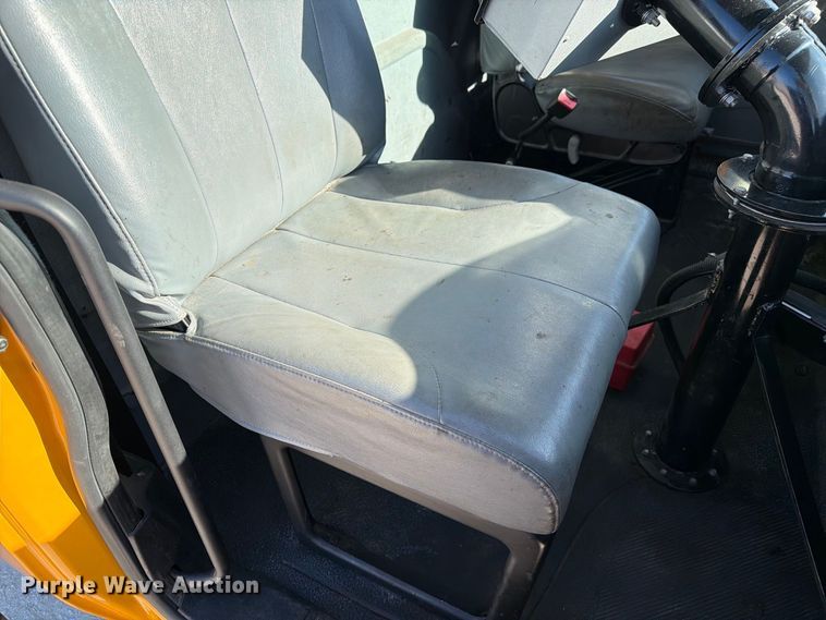 image for item DZ4743 2006 International 7300 oil distributor truck