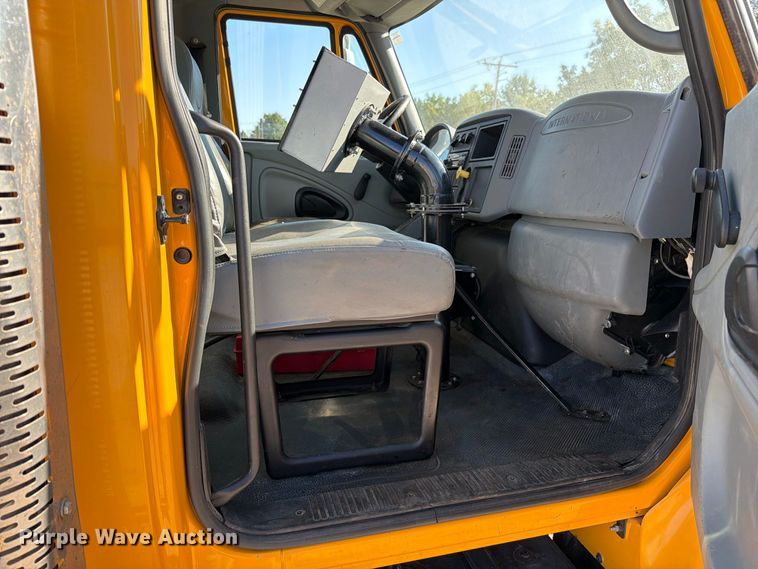 image for item DZ4743 2006 International 7300 oil distributor truck