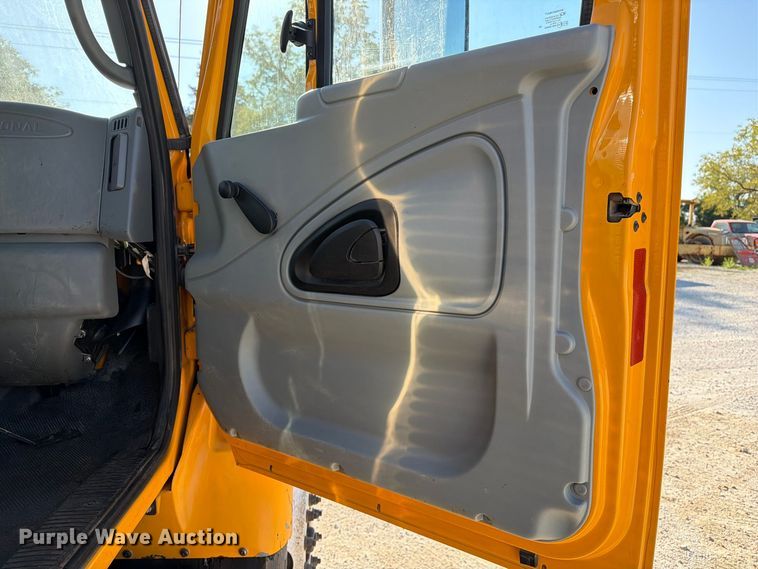 image for item DZ4743 2006 International 7300 oil distributor truck