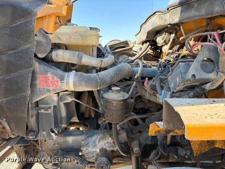 image for item DZ4743 2006 International 7300 oil distributor truck