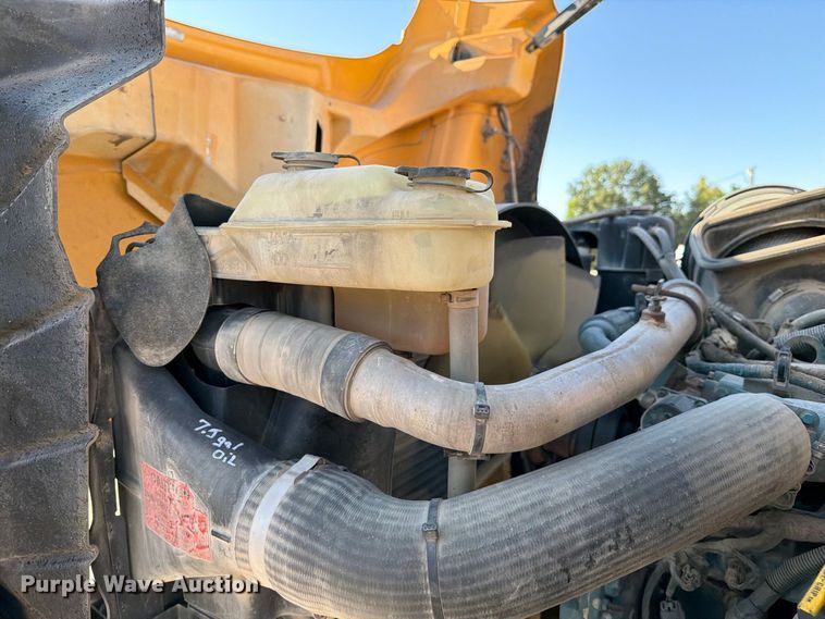 image for item DZ4743 2006 International 7300 oil distributor truck