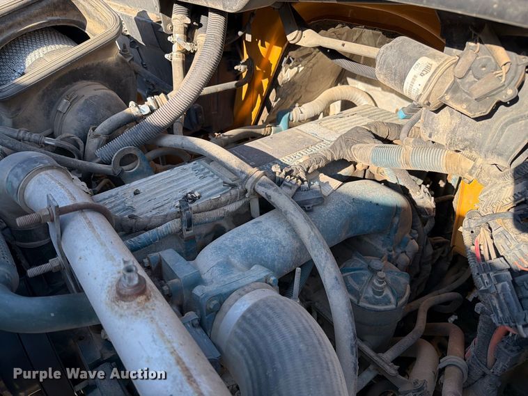 image for item DZ4743 2006 International 7300 oil distributor truck