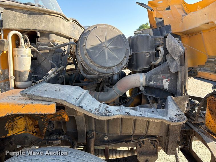 image for item DZ4743 2006 International 7300 oil distributor truck