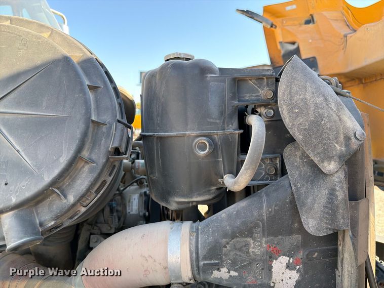image for item DZ4743 2006 International 7300 oil distributor truck