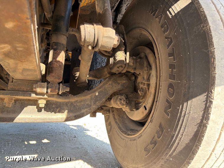 image for item DZ4743 2006 International 7300 oil distributor truck