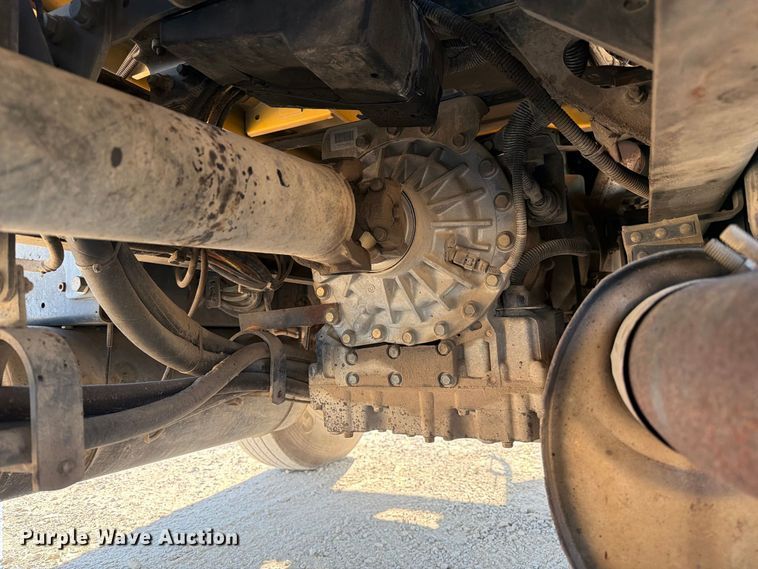 image for item DZ4743 2006 International 7300 oil distributor truck