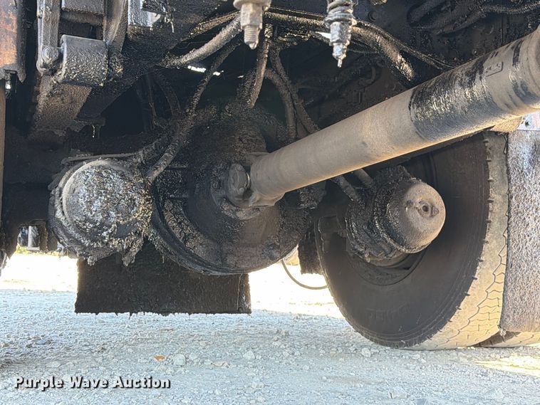 image for item DZ4743 2006 International 7300 oil distributor truck