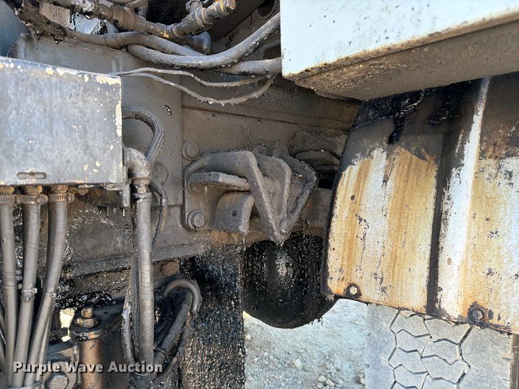 image for item DZ4743 2006 International 7300 oil distributor truck