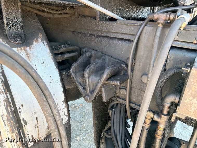 image for item DZ4743 2006 International 7300 oil distributor truck
