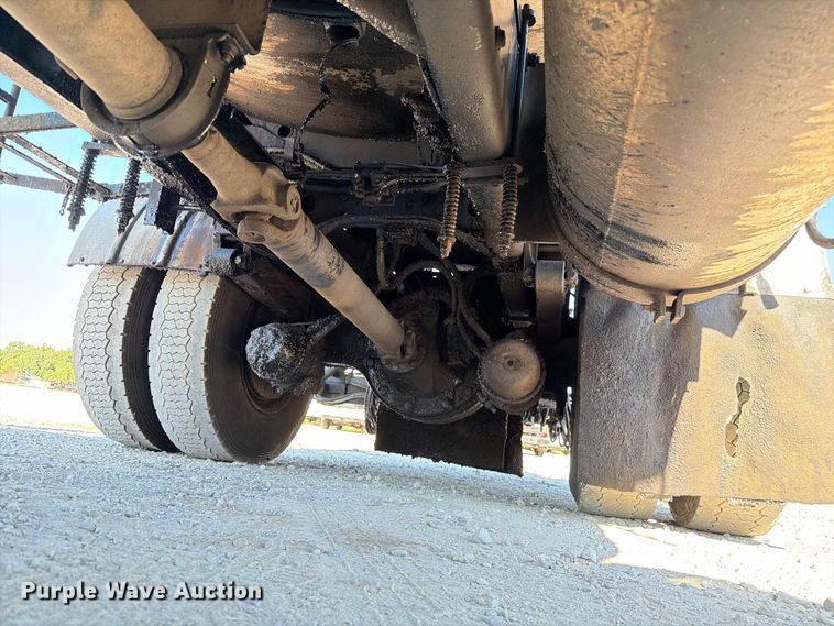 image for item DZ4743 2006 International 7300 oil distributor truck