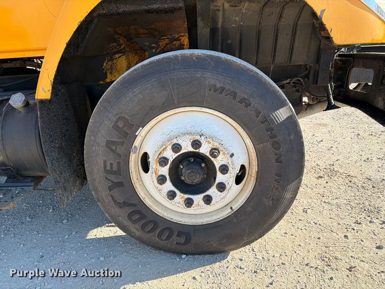 image for item DZ4743 2006 International 7300 oil distributor truck