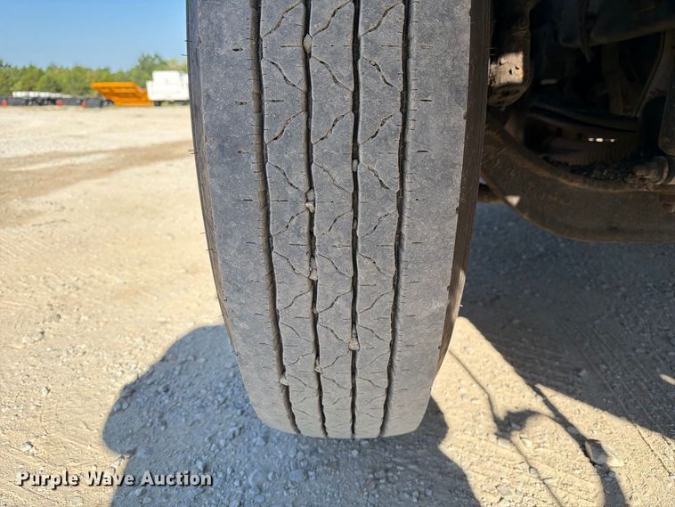 image for item DZ4743 2006 International 7300 oil distributor truck