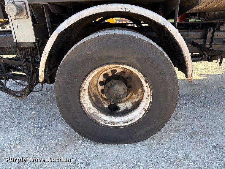 image for item DZ4743 2006 International 7300 oil distributor truck