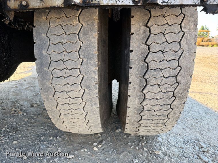 image for item DZ4743 2006 International 7300 oil distributor truck