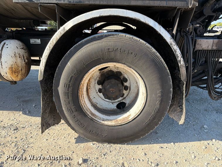 image for item DZ4743 2006 International 7300 oil distributor truck