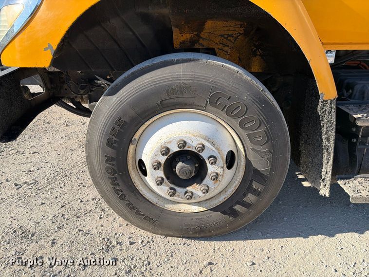 image for item DZ4743 2006 International 7300 oil distributor truck